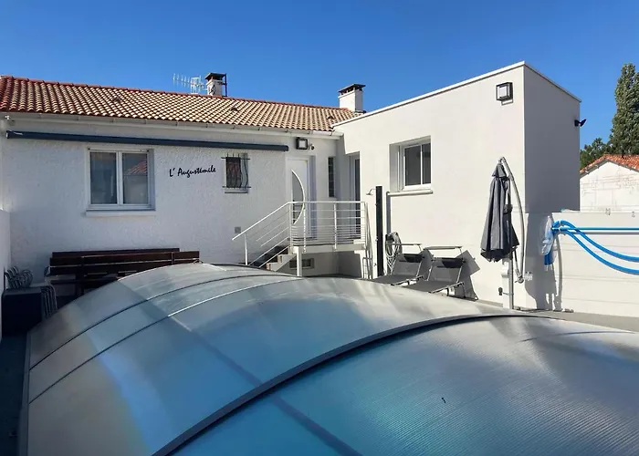 L'augustemile Au Bord De L'eau