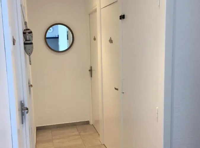 L'augustemile Au Bord De L'eau