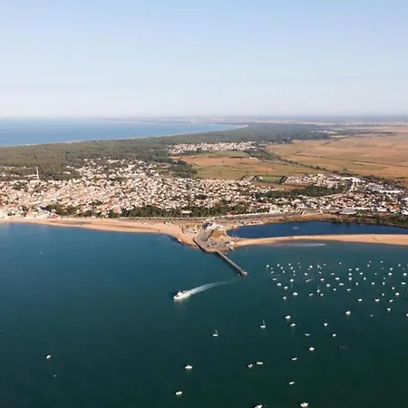 L'augustemile Au Bord De L'eau