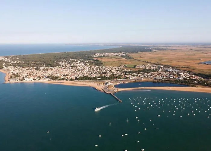 L'augustemile Au Bord De L'eau